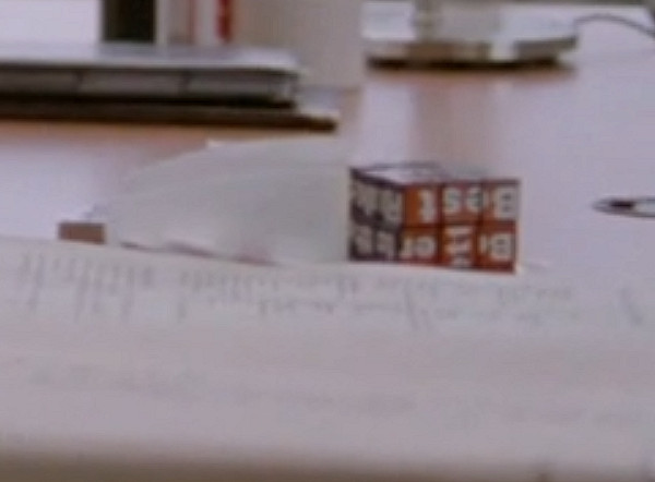 Een reclame kubus gebaseerd op Rubiks kubus in film Het diner - 2013